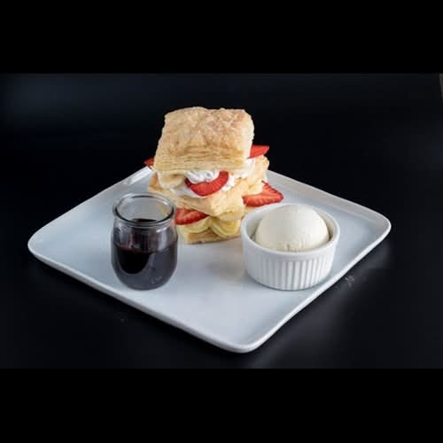 Strawberry & Banana Mille-Feuille 可可草莓香蕉拿破崙